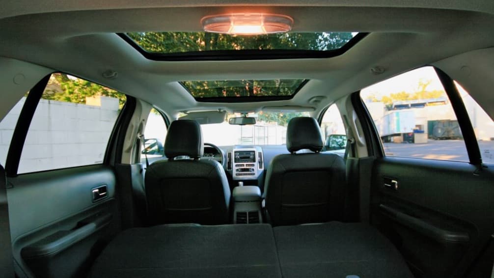 interior de un coche con un techo solar