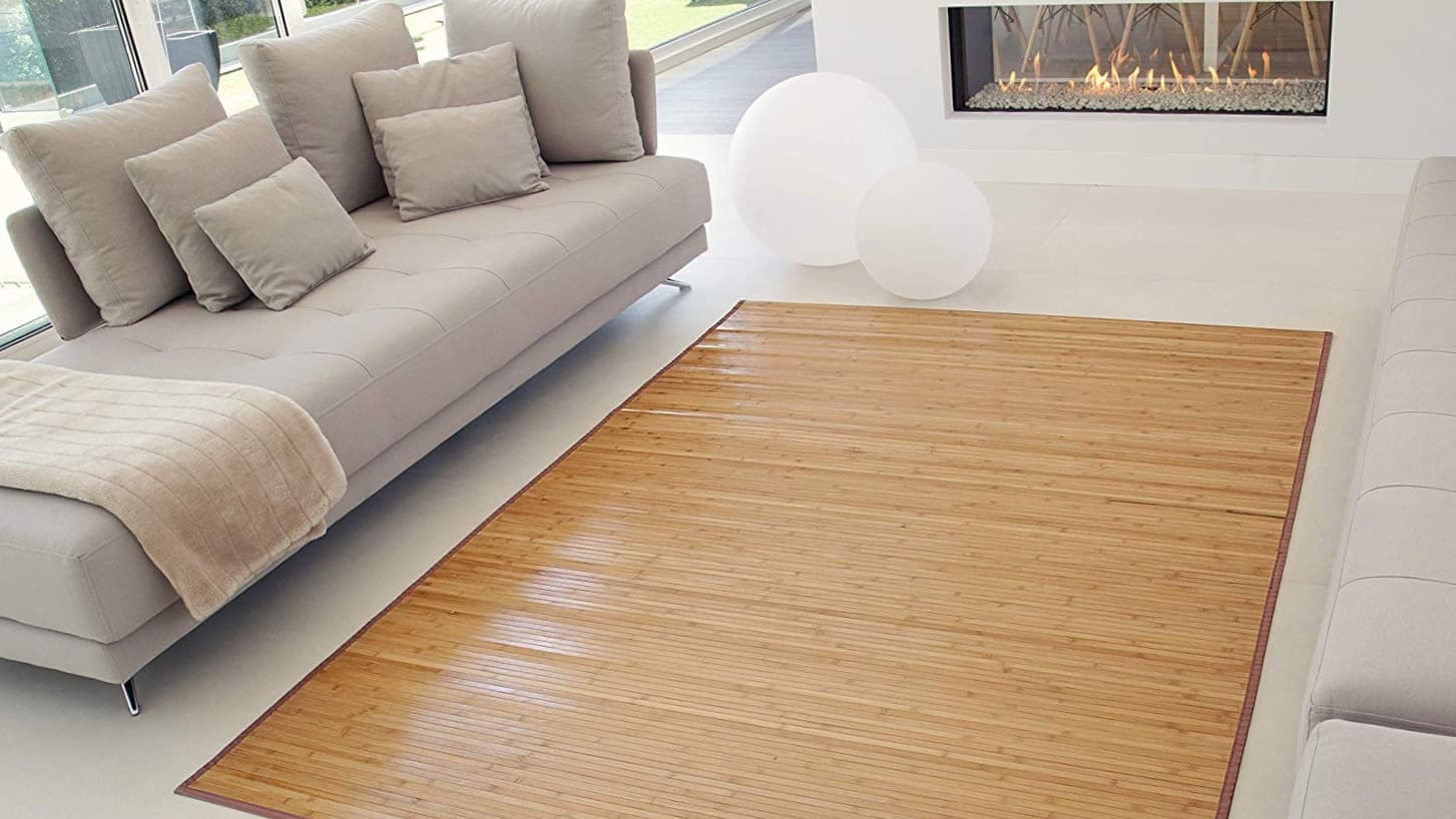 alfombra de bambu en el salon de una casa