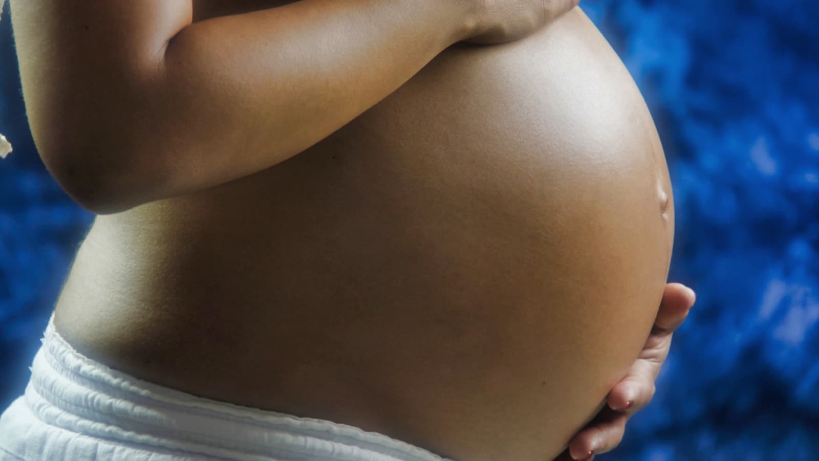 mujer embarazada probando un doppler fetal
