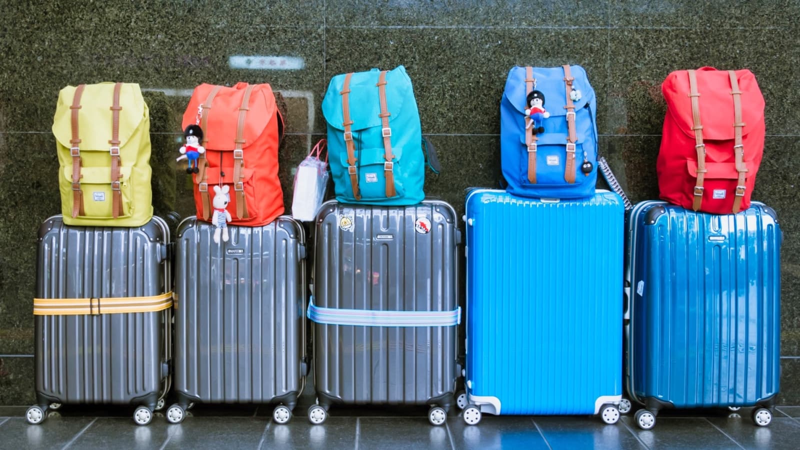 varias maletas de cabina en un aeropuerto