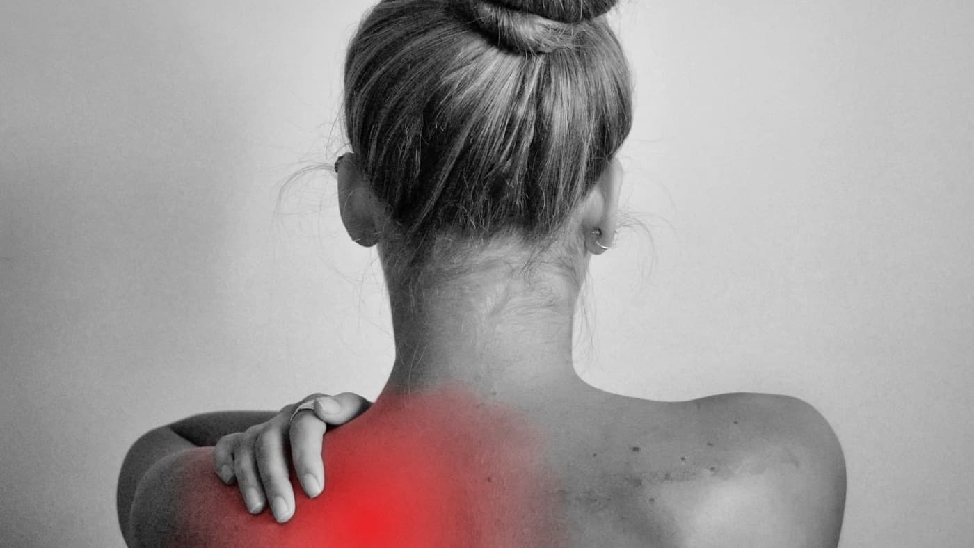 una mujer con una lesion en el hombro