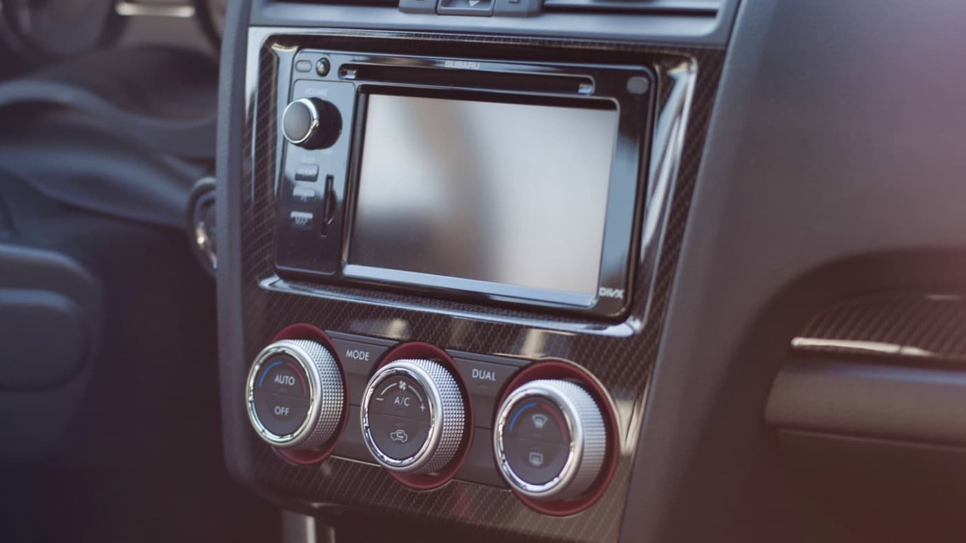 salpicadero de un coche con la radio con pantalla